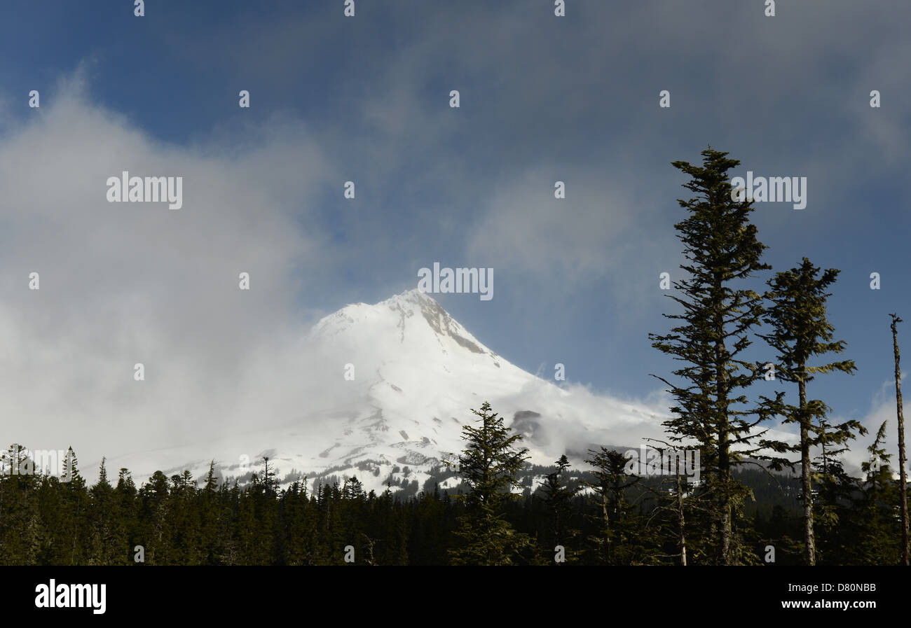 Wolken über Mount Hood, Oregon löschen. Stockfoto