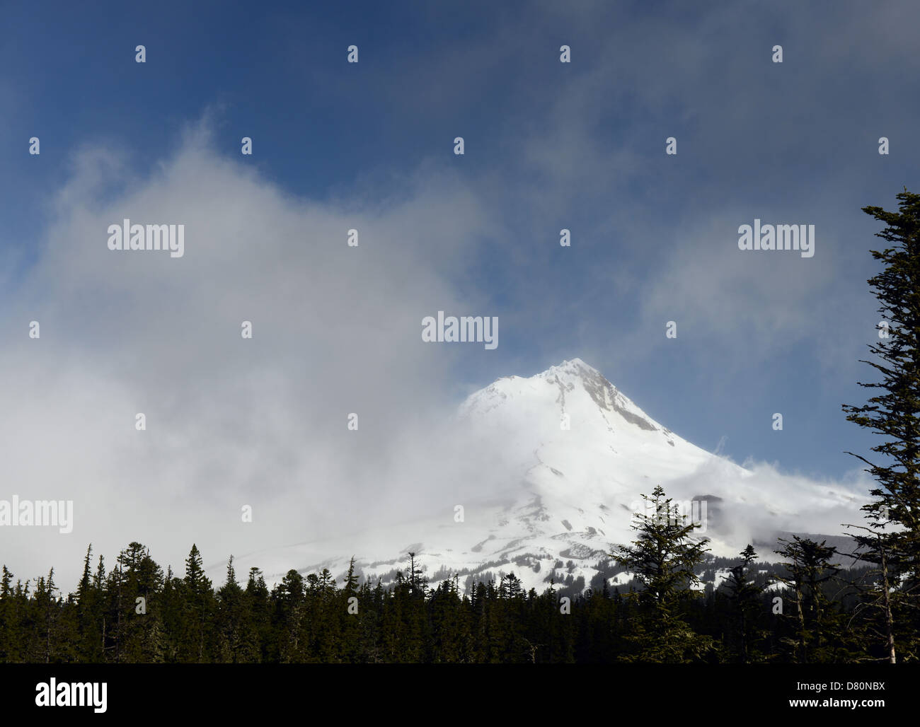 Wolken über Mount Hood, Oregon löschen. Stockfoto