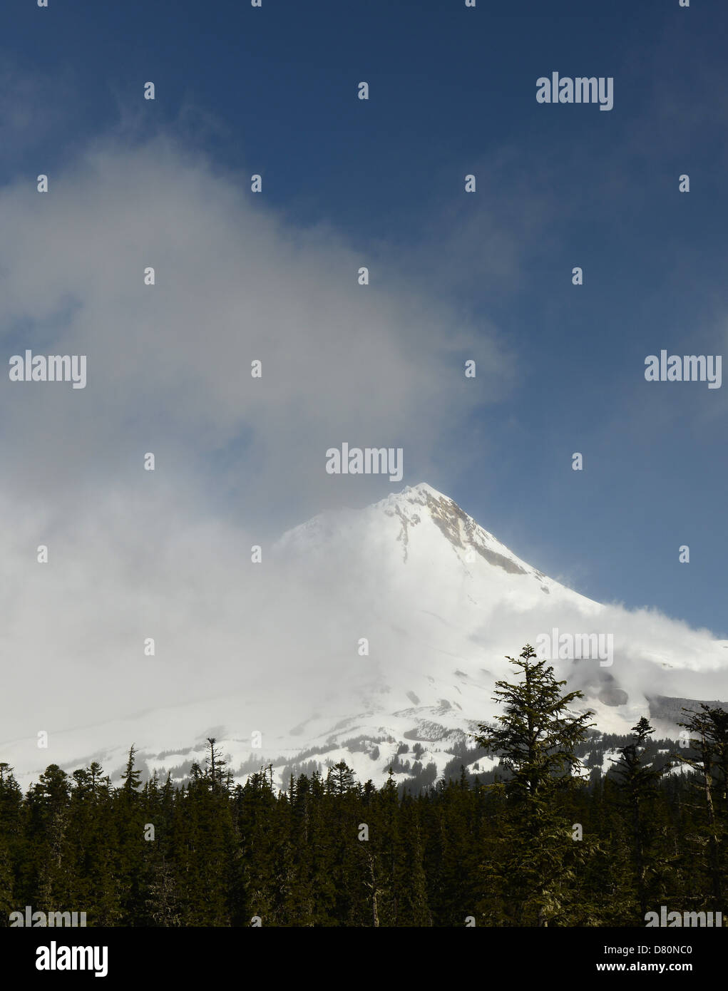Wolken über Mount Hood, Oregon löschen. Stockfoto