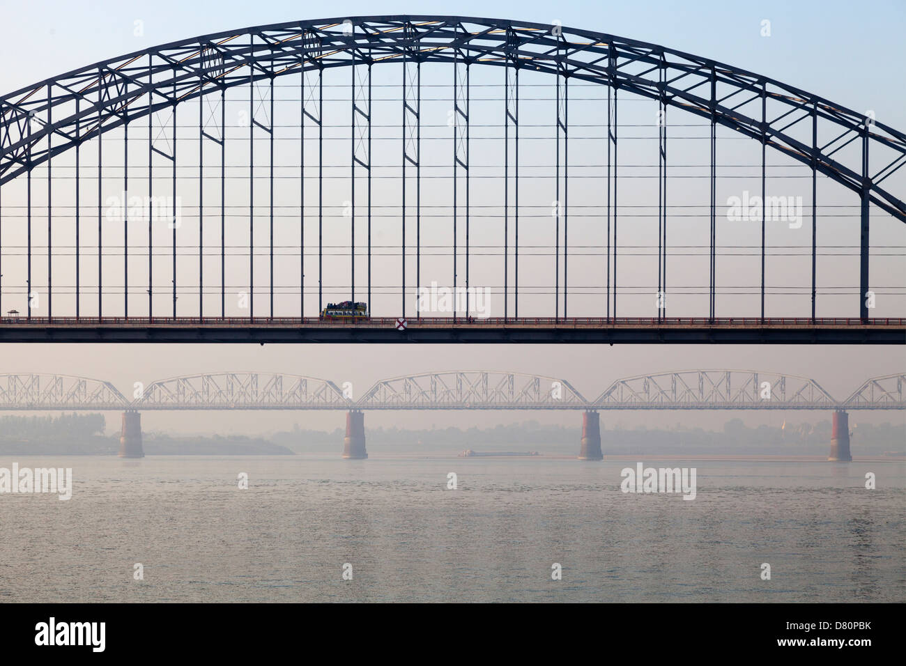 Brücken über dem Irrawaddy-Fluss in der Nähe von Mandalay, Myanmar Stockfoto