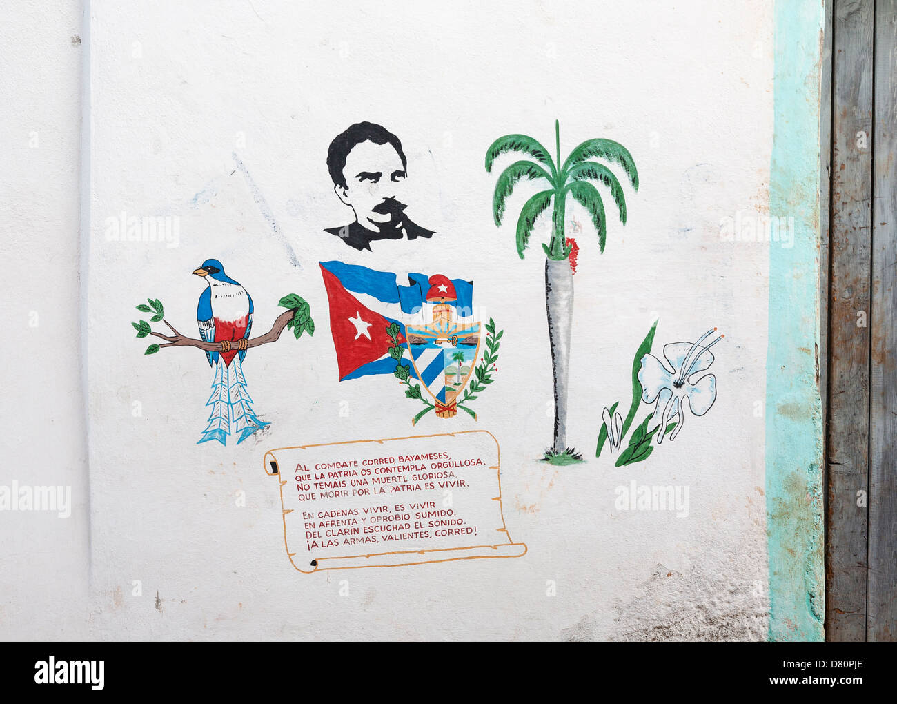Camagüey, Kuba - Wandmalerei einschließlich der Nationalflagge, Vogel in Nationalfarben, Porträt von Antonio Maceo und Gedicht Stockfoto