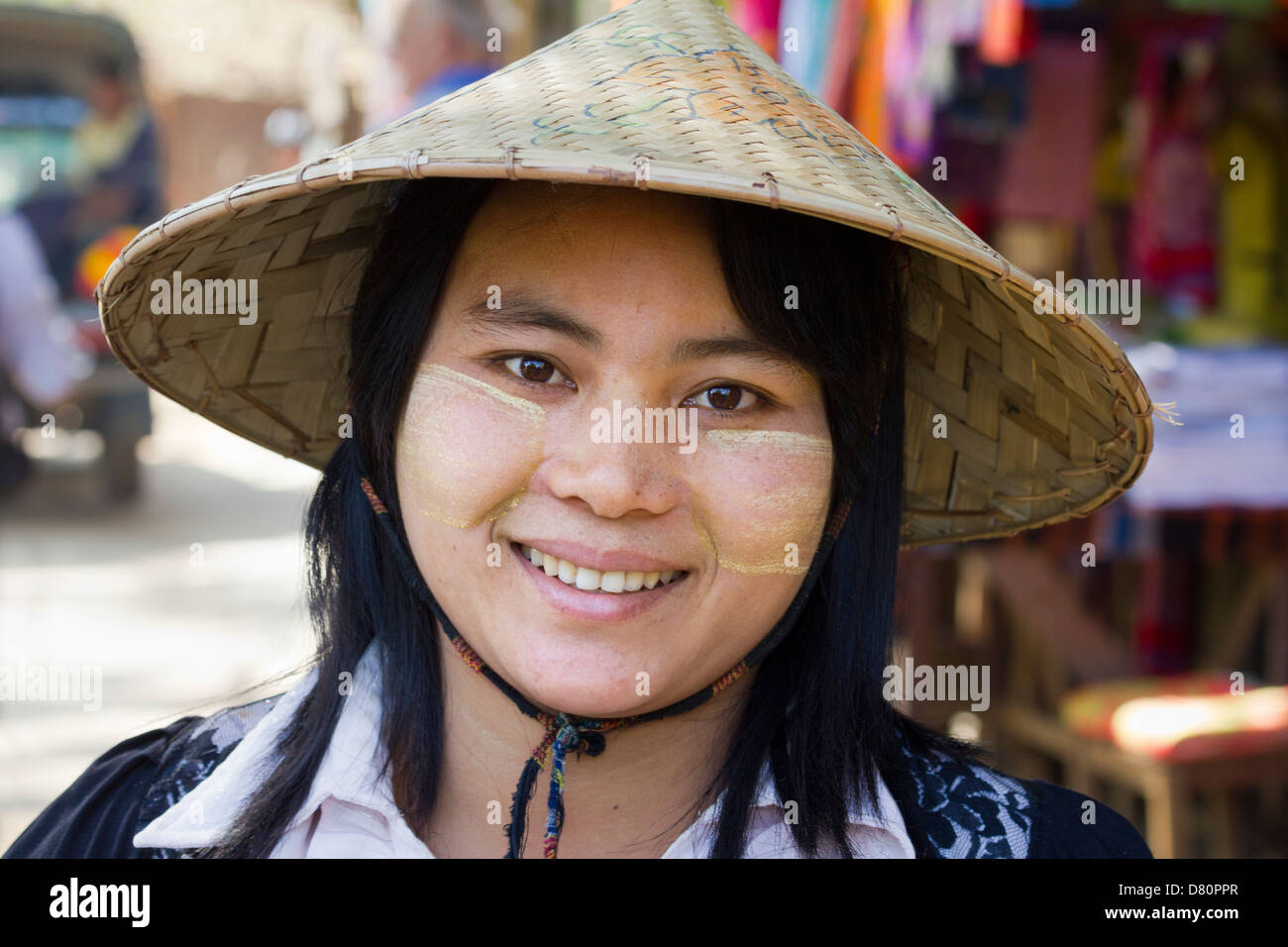 Lächelndes Mädchen mit Thanaka Make-up und konische Stroh Hut in Mingun, Myanmar 2 Stockfoto