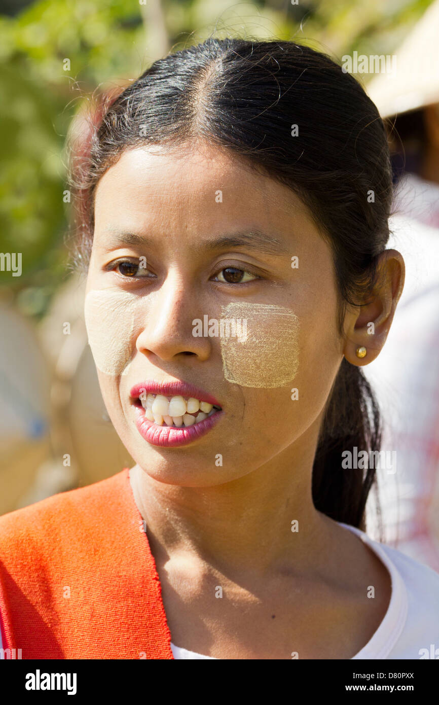Lächelnde Frau mit Thanaka Make-up in Mingun, Myanmar 2 Stockfoto