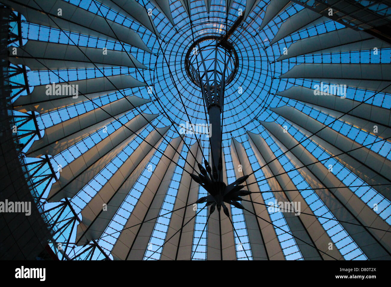 Glaskuppel von unten Fotos und Bildmaterial in hoher Auflösung Alamy