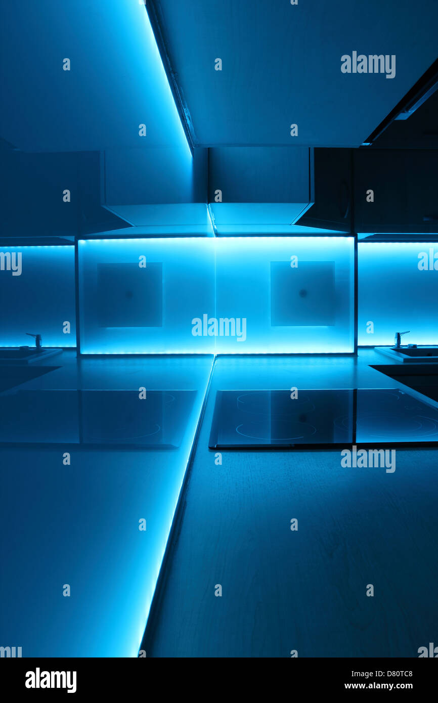 Moderne Luxus Kuche Mit Blaue Led Beleuchtung Stockfotografie Alamy