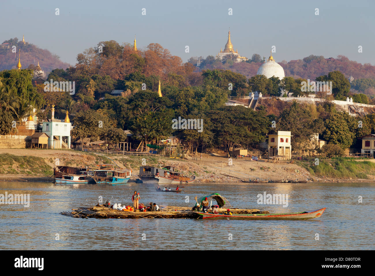 Am Ufer des Irrawaddy behängt mit Pagoden in der Nähe von Mandalay, Myanmar Stockfoto