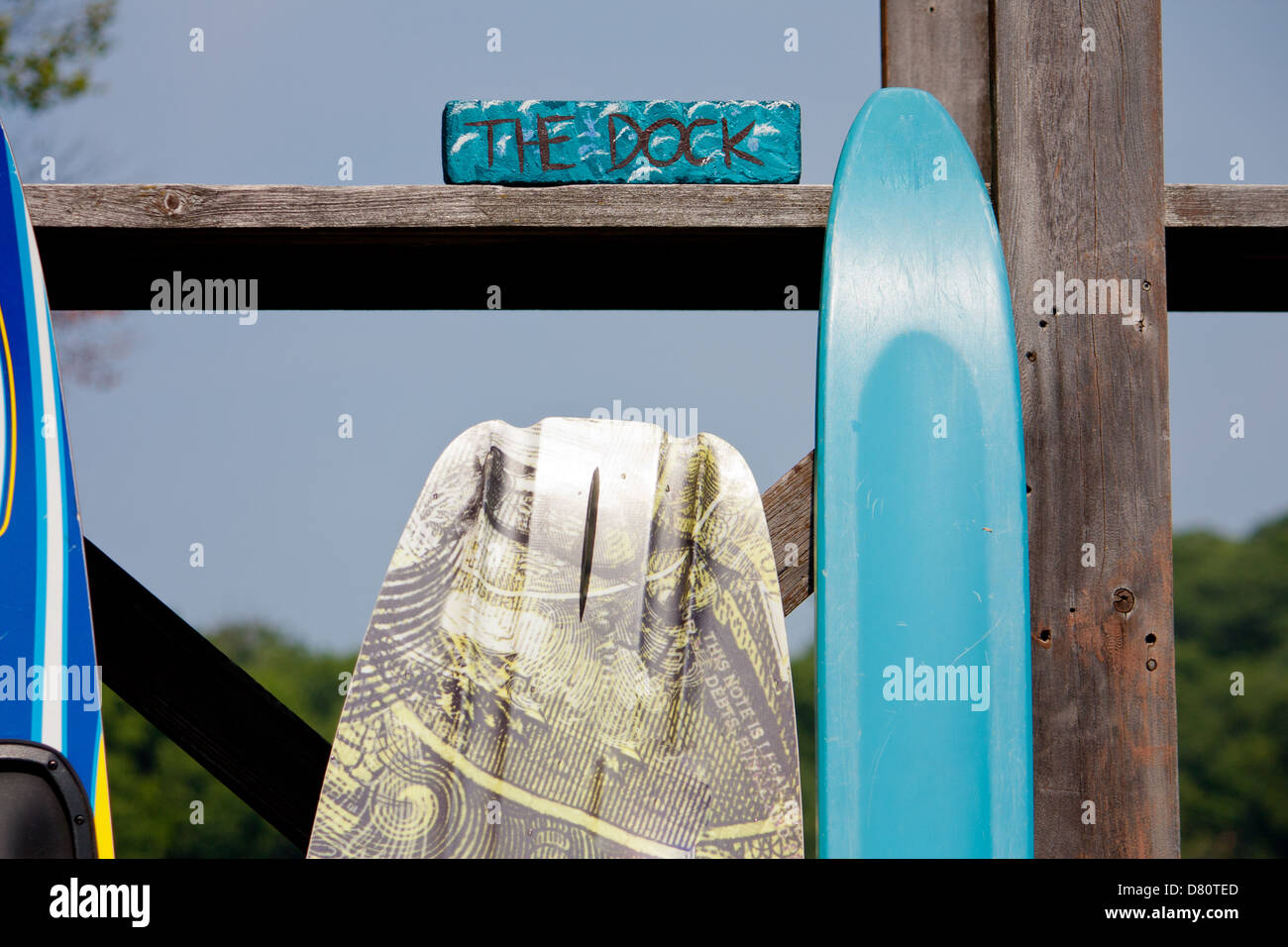Wasserski und Wakeboard auf dem Dock in der Hütte im Sommer Stockfoto