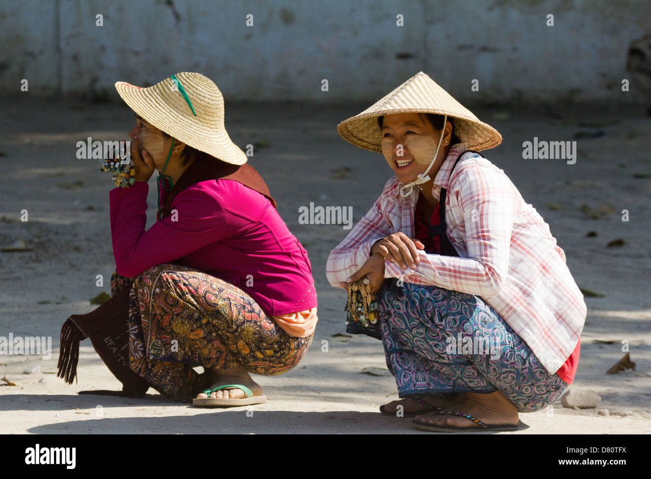 Zwei Mädchen hocken in der Straße am Mingun, Myanmar 2 Stockfoto