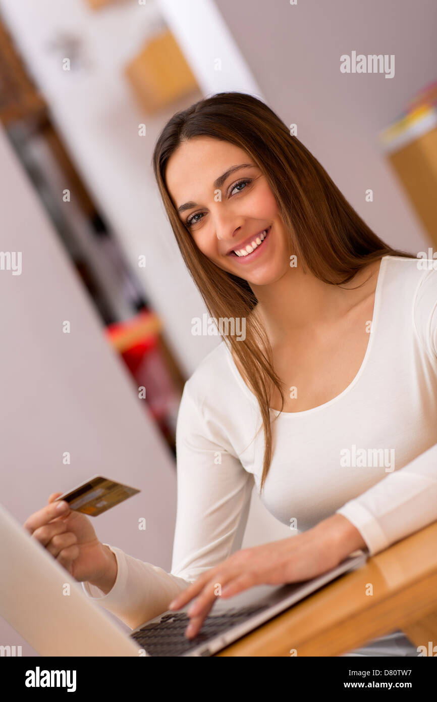 Weibliche hielt eine Charge-Karte und aus dem Web auf Laptop shopping Stockfoto