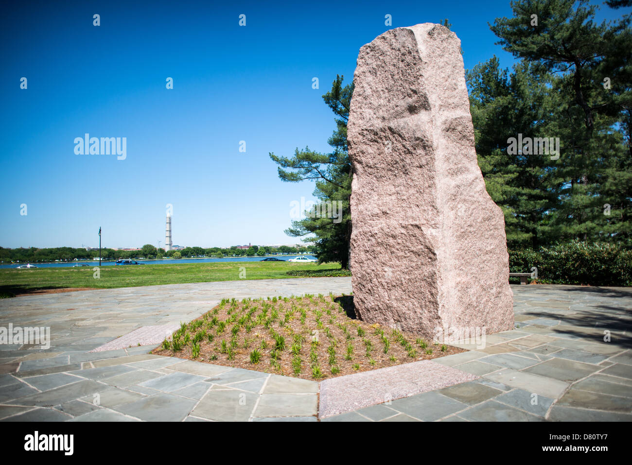 Lyndon Baines Johnson Memorial Grove Monolith Washington DC // WASHINGTON DC – das Hauptdenkmal aus rosa Granit steht als Herzstück des Lyndon Baines Johnson Memorial Grove auf dem Potomac. Dieser 19-Fuß-Monolith, entworfen vom Landschaftsarchitekten Harold Vogel und Bildhauer Harold Vogel, wurde 1976 zu Ehren des 36. Präsidenten der Vereinigten Staaten geweiht. Der Memorial Grove auf Columbia Island bietet eine 15 Hektar große Landschaft mit Wanderwegen durch einheimische Bäume und Pflanzen. Der rosafarbene Granit wurde aus demselben texanischen Steinbruch ausgewählt, der Stein für das Texas State Capitol bereitete. Stockfoto