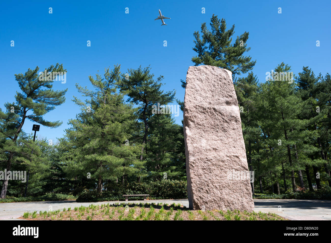 WASHINGTON DC, USA – rosafarbener Granitmonolith im Lyndon Baines Johnson Memorial Grove. Das Denkmal befindet sich im Lady Bird Johnson Park am Ufer des Potomac am George Washington Memorial Parkway in Arlington, Virginia. Stockfoto