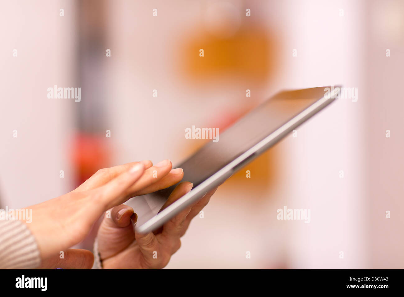 Frau mit digital-Tablette, Nahaufnahme Stockfoto