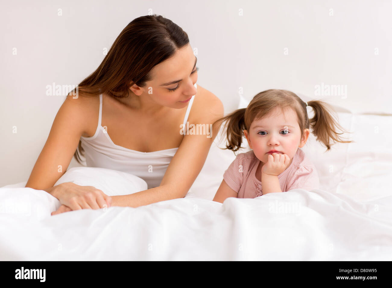 Streit zwischen einem Kind und ihre Mutter in weiße Schlafzimmer Stockfoto