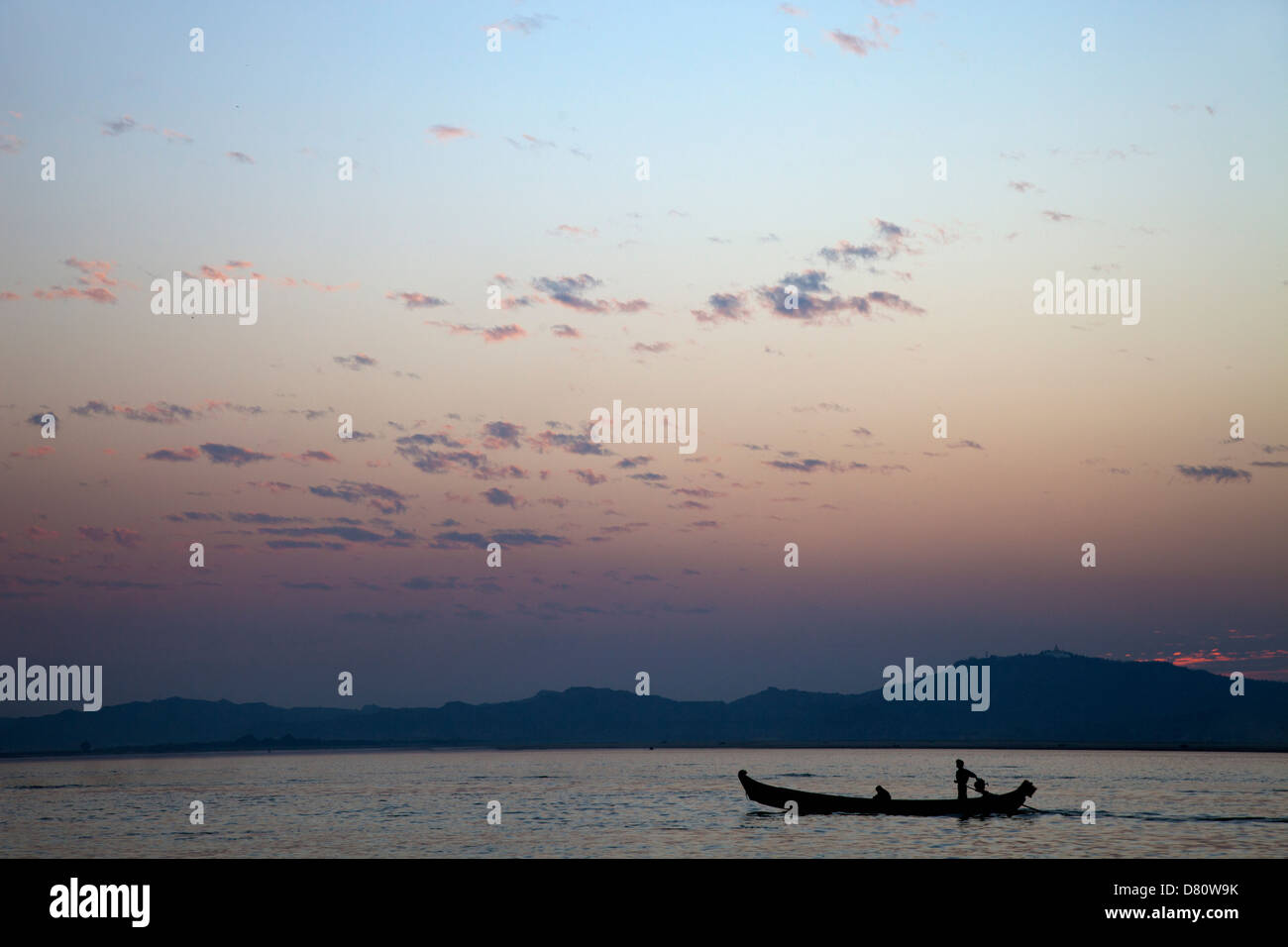 Lebendige Dämmerung über dem Irrawaddy-Fluss in Mandalay, Myanmar Stockfoto