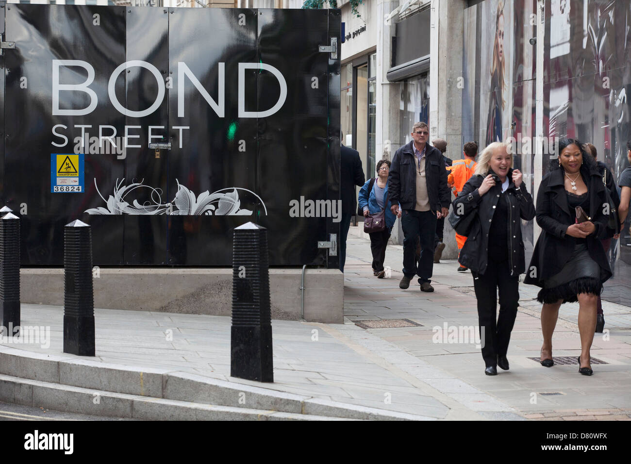 Anzeichen für High end Mode und exklusiven Marken auf New Bond Street, London, UK. Stockfoto