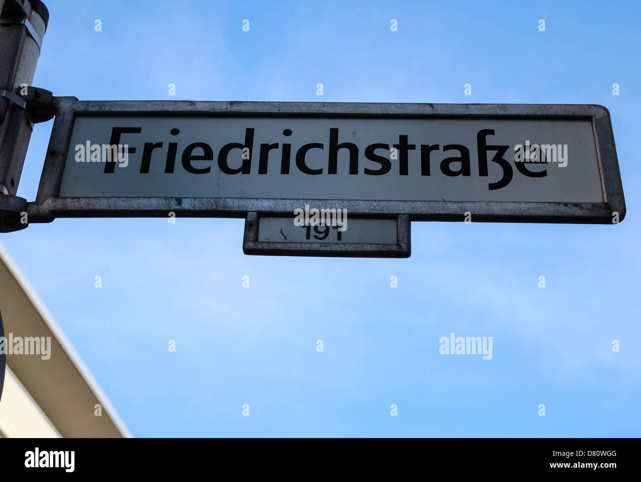 Straßenschild der Friedrichstraße, der berühmten Straße von Berlin, Deutschland Stockfoto