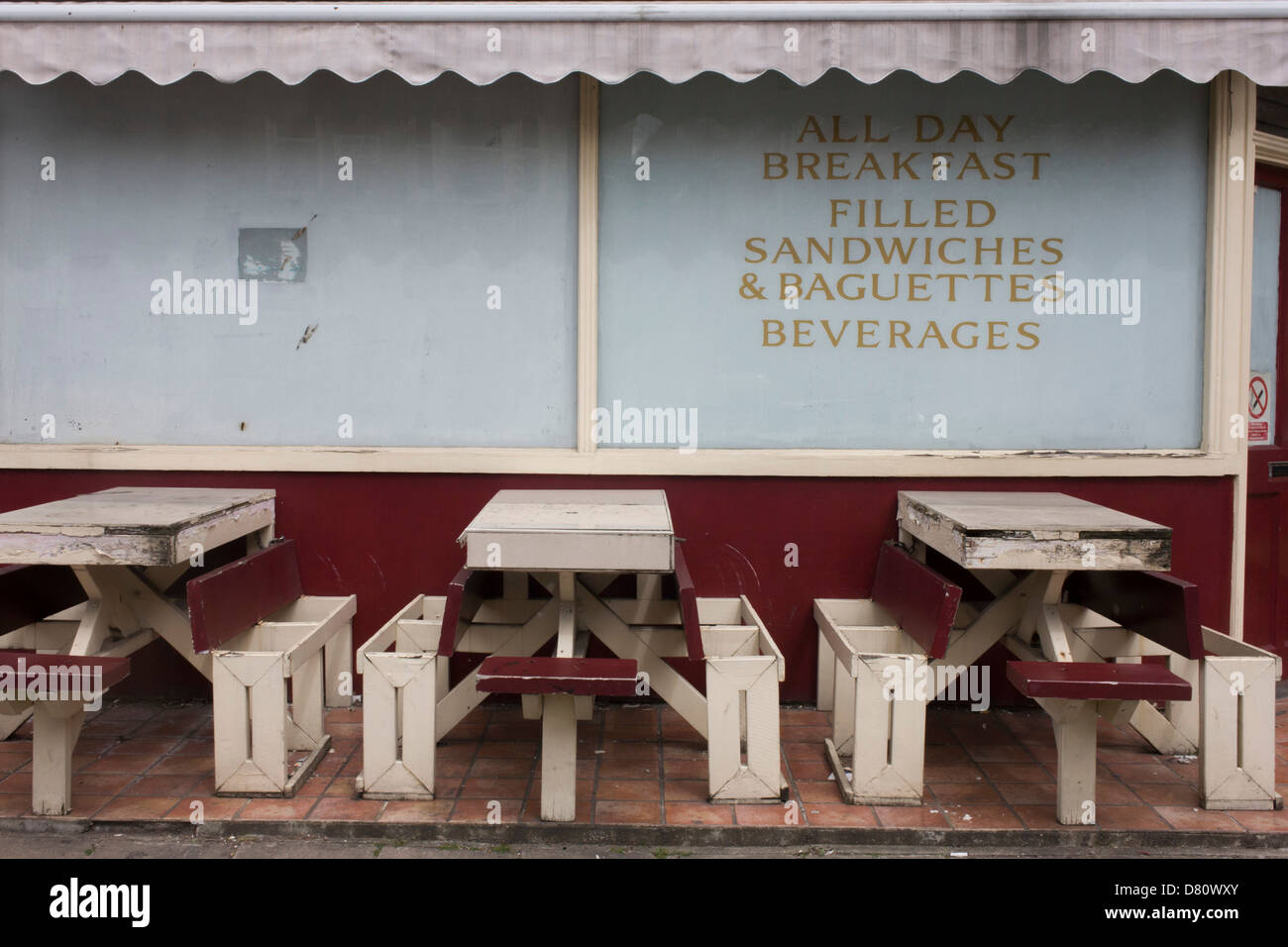 Eine geschlossene Café, das einmal Frühstück den ganzen Tag mit leeren Platz im Zentrum von London, ein Opfer der Rezession UK angeboten. Stockfoto