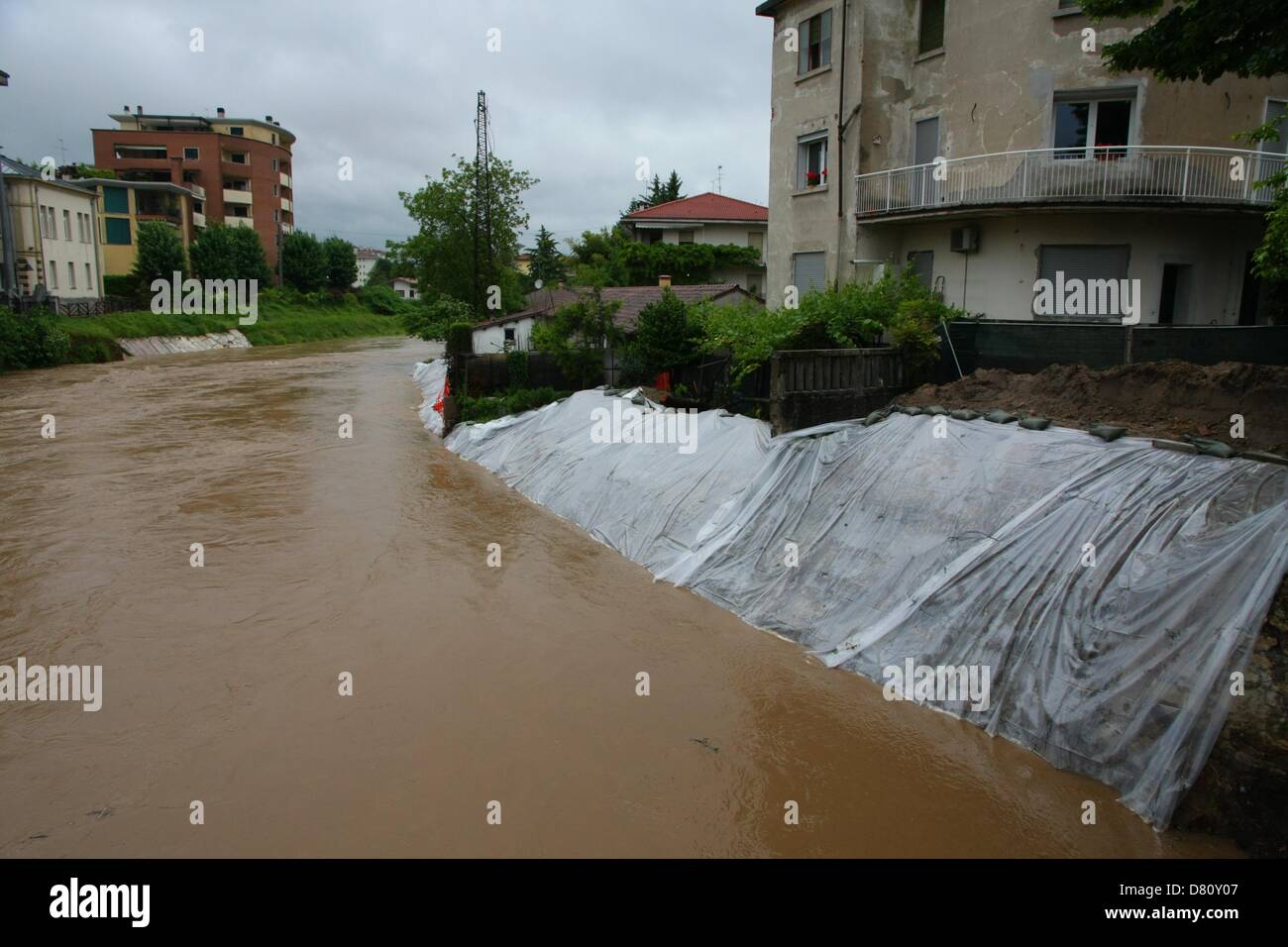Vicenza, Italien. 16. Mai 2013.   Fluss Bacchiglione in Flut und die Stadt von Überschwemmungen bedroht.  Neuen Deich schnell getan, um das Risiko von Überschwemmungen zu verhindern und braun schnell fließenden Fluss Credit: FC Italy / Alamy Live News Stockfoto