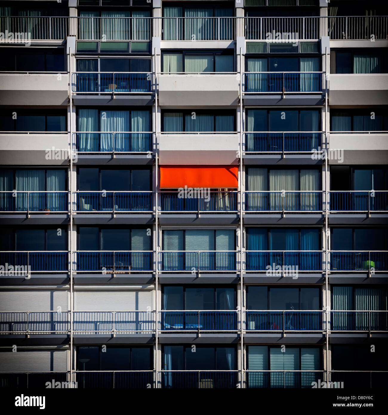 ein Appartement-Haus mit einem roten Markise Stockfoto