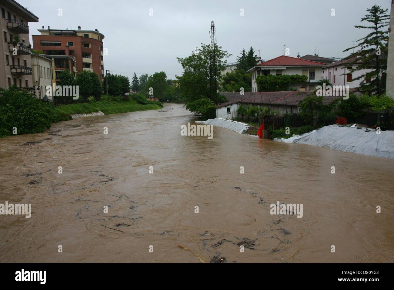 Vicenza, Italien. 16. Mai 2013.   Fluss Bacchiglione in Flut und die Stadt von Überschwemmungen bedroht.  Neuen Deich schnell getan, um das Risiko von Überschwemmungen zu verhindern und braun schnell fließenden Fluss Credit: FC Italy / Alamy Live News Stockfoto