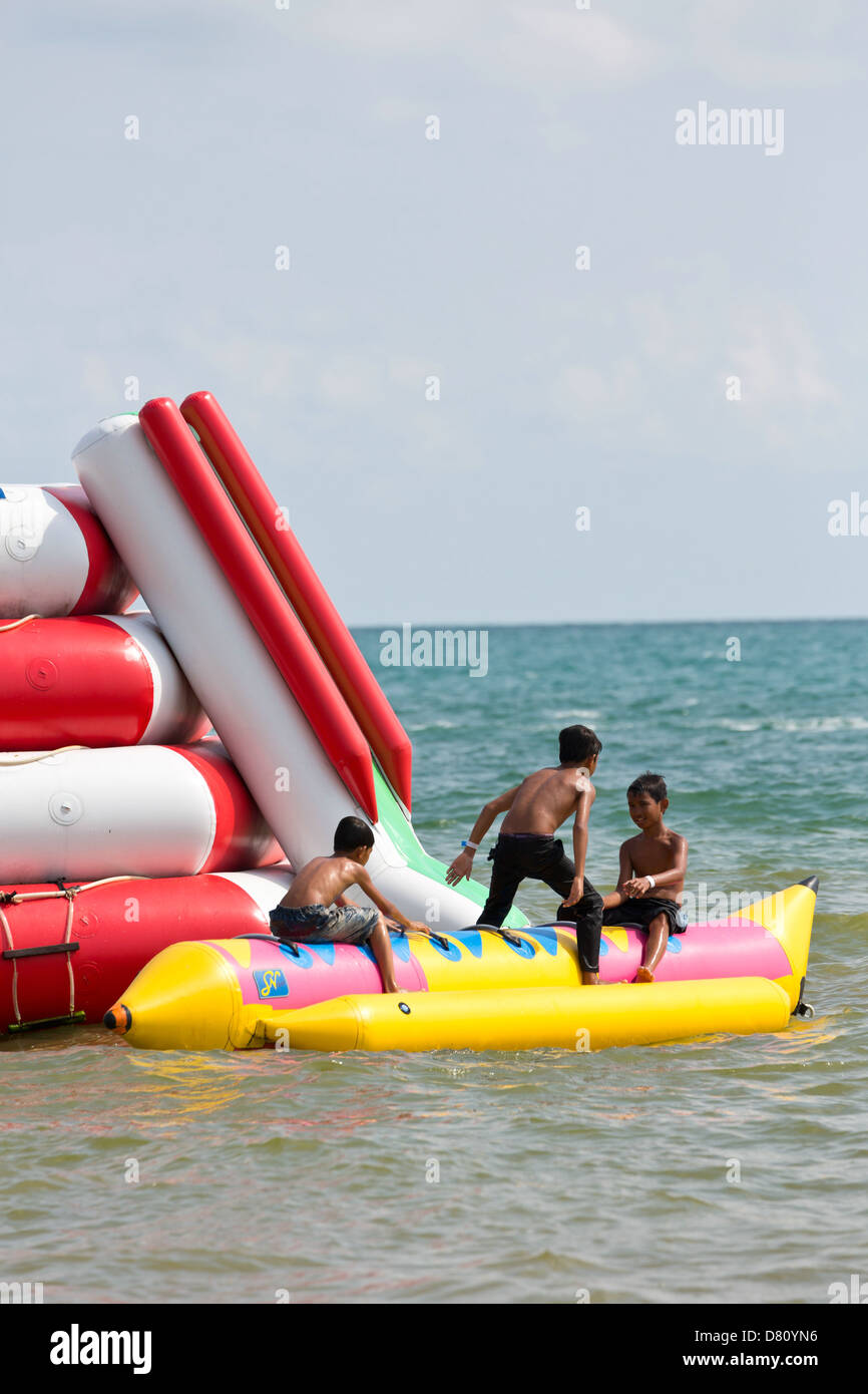 Bouncy castle for the water -Fotos und -Bildmaterial in hoher Auflösung –  Alamy