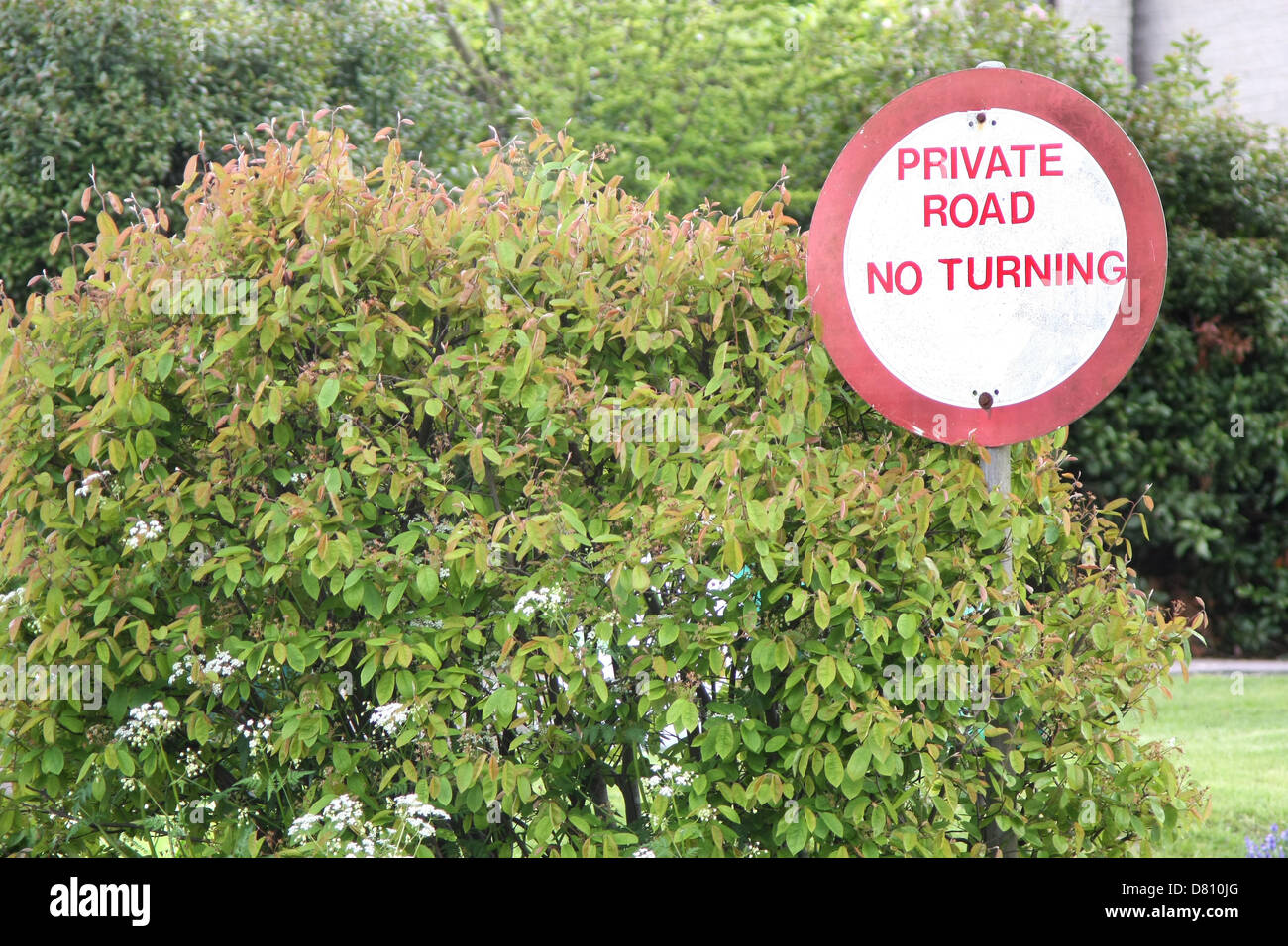 Privatstraße - kein drehen Verkehrszeichen in Gloucestershire Dorf von Almondsbury, Mai 2013 Stockfoto