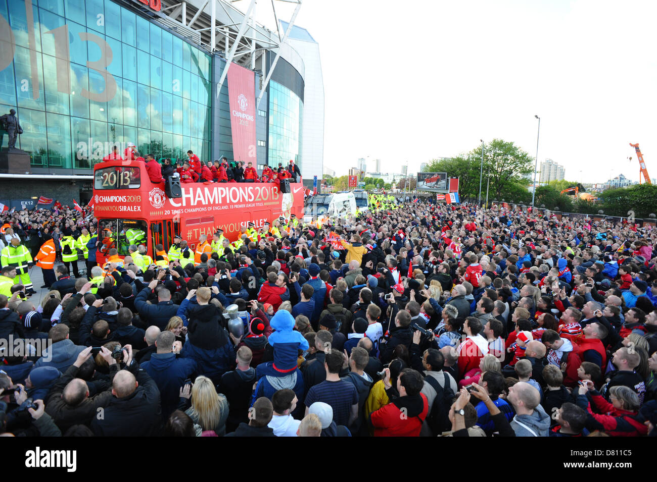 Spieler von Manchester United feiern 20. Liga zu gewinnen während einer offenen Bus Parade beginnend außen Old Trafford, Manchester Stockfoto