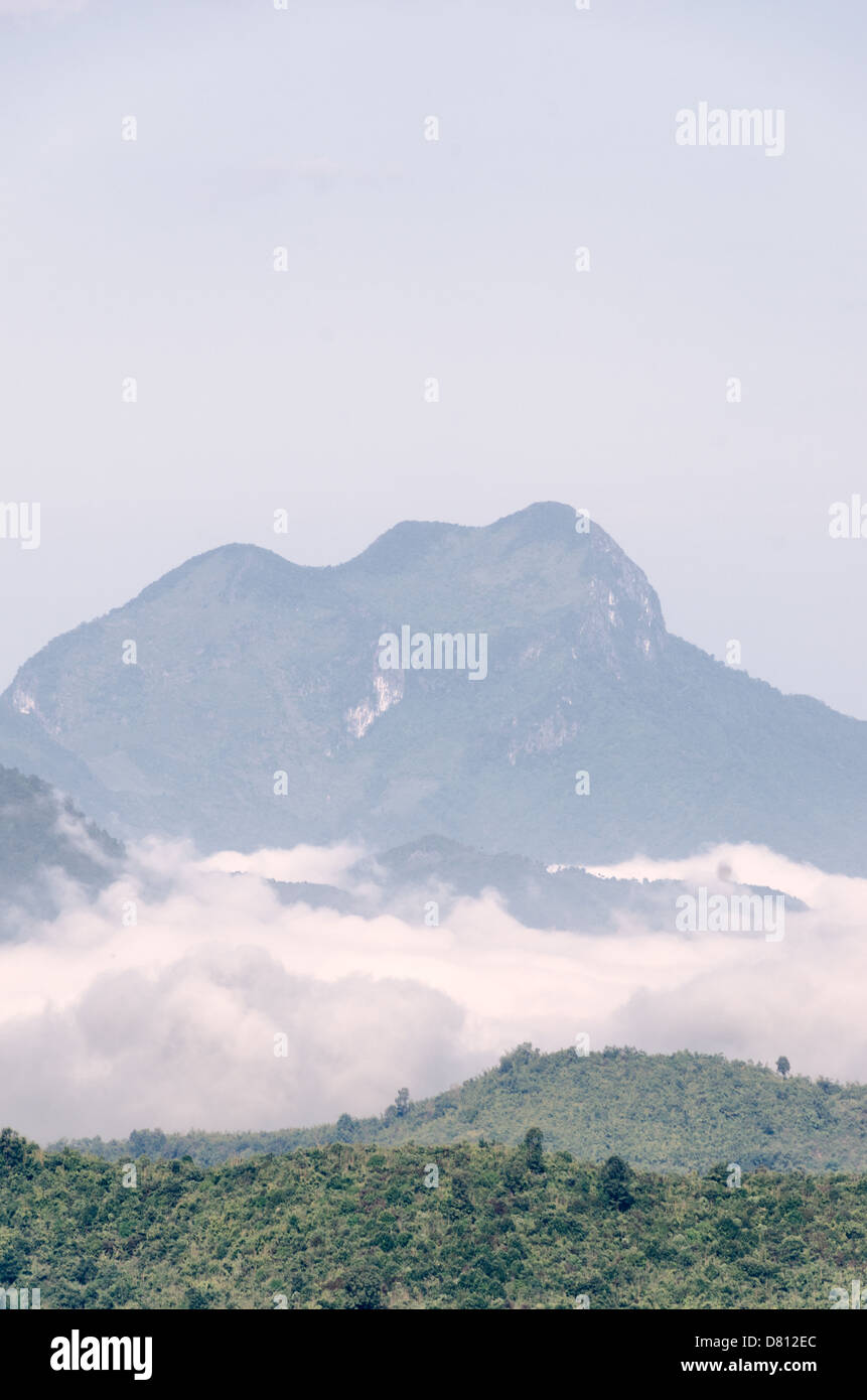 NORDLAOS – Ein Panoramablick auf die zerklüftete Bergregion im Norden Laos. Die Landschaft verfügt über dramatische Gipfel, die von dichtem Grün bedeckt sind und oft Nebel in den Tälern hängen. Diese abgelegene und malerische Gegend ist bekannt für ihre natürliche Schönheit und unberührte Wildnis. Stockfoto