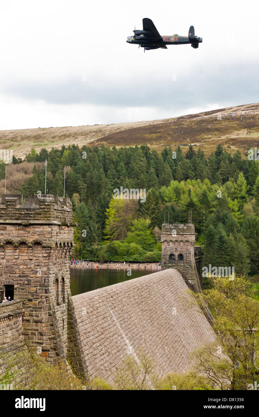 Die Lancaster-Bomber der Battle of Britain Memorial Flight fliegt niedrig über den Derwent Reservoir Damm, zum Gedenken an den 70. Jahrestag des Überfalls von 617 "Dambusters" in der Nacht 16. / 17. Mai 1943. Stockfoto