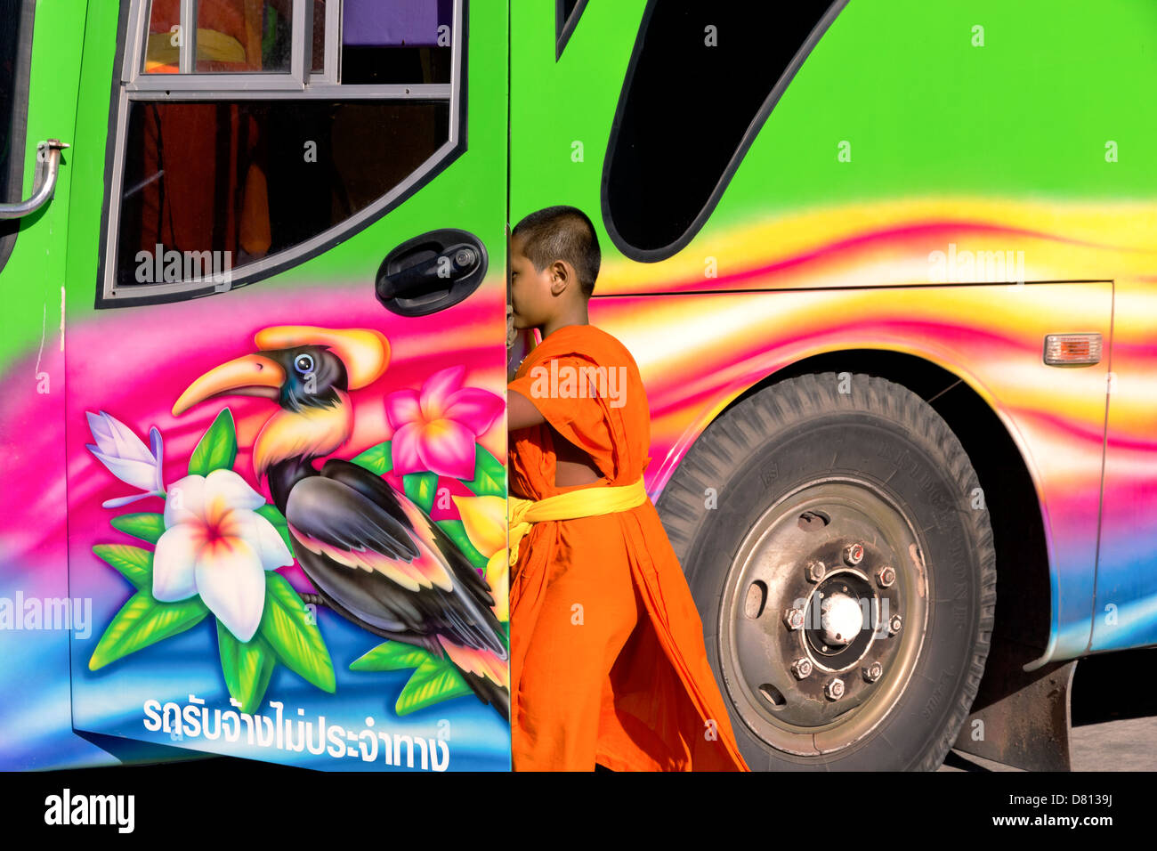 PHUKET, THAILAND, 28. April 2013: Ein Novize Platinen einen Tourbus nach Wat Chalong in Phuket zu besuchen. Stockfoto