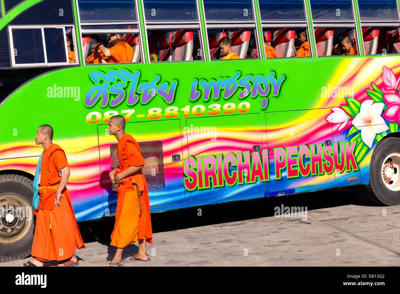 PHUKET, THAILAND, 28. April 2013: Neuling Mönche Board auf Tour im Wat Chalong, der größte buddhistische Tempel in Phuket. Stockfoto