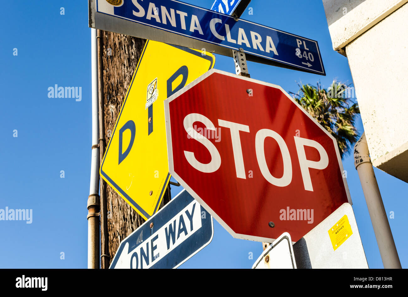 Straßenschilder. Eine verwirrende Array von Straßenschildern befindet sich in der Mission Beach. San Diego, CA, USA. Stockfoto