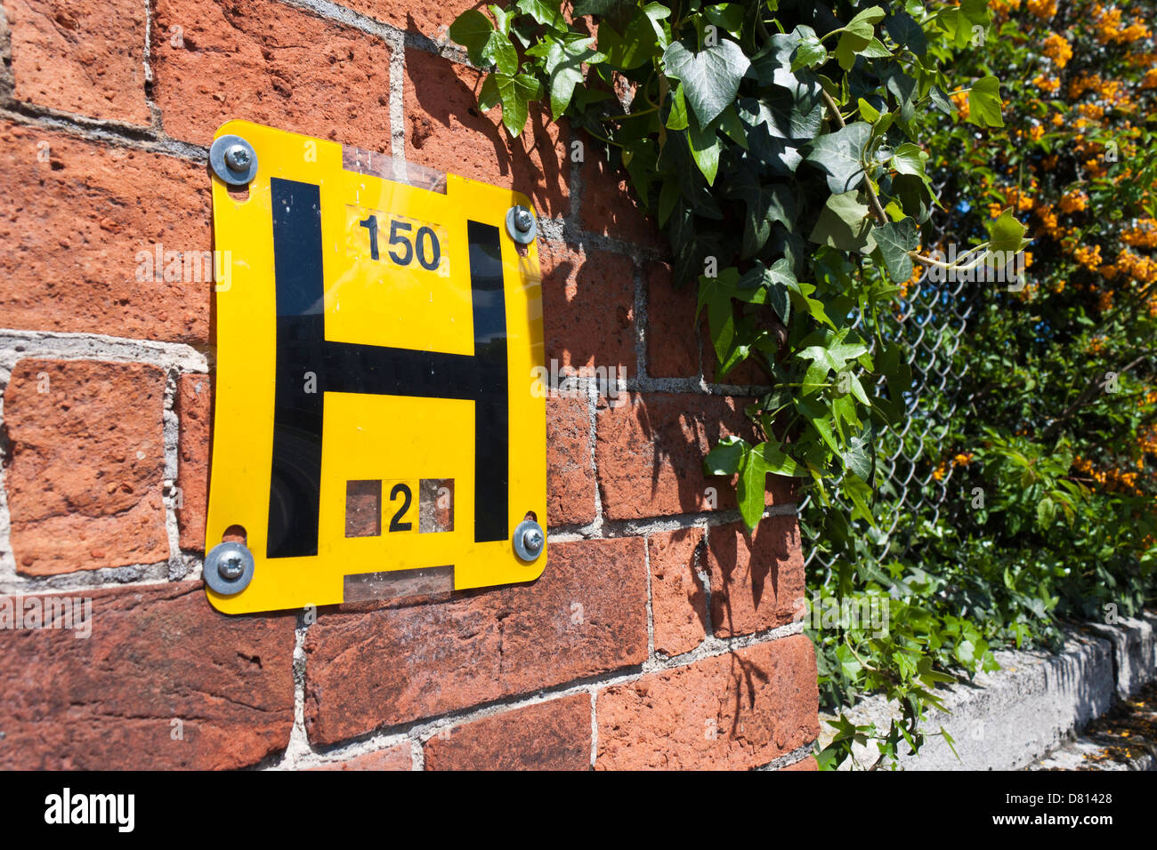 Metrische Wasser Hydrant Schild an Wand am Straßenrand. Stockfoto