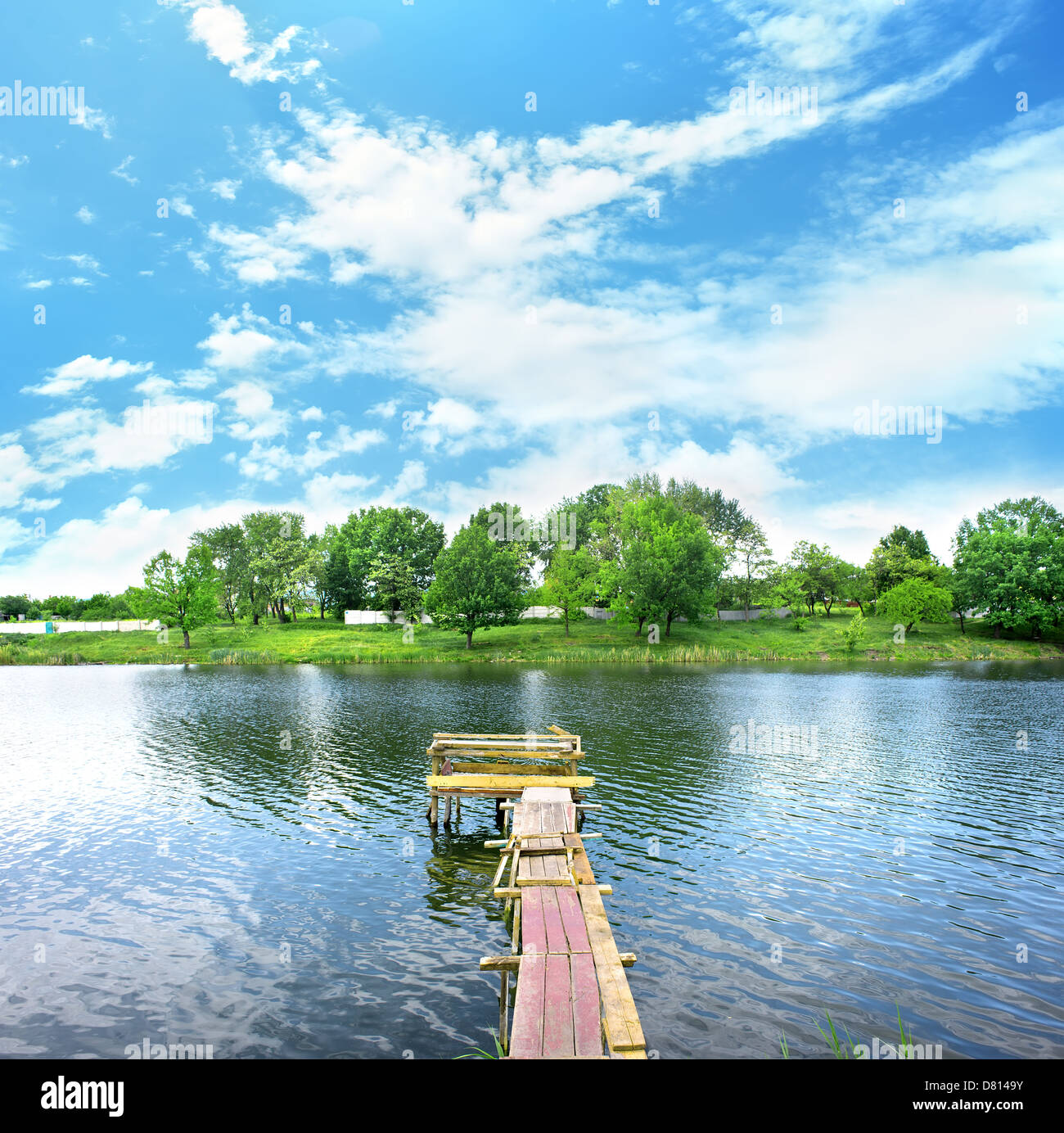 Hölzerne Dock, Pier, an einem See im sonnigen Sommertag Stockfoto