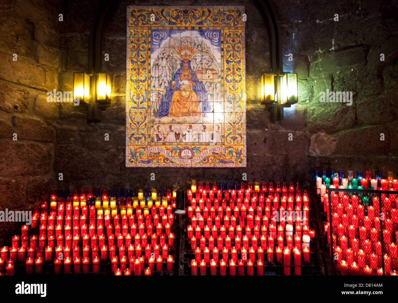 Reihen von Nova Kerzen in der Kirche Stockfoto