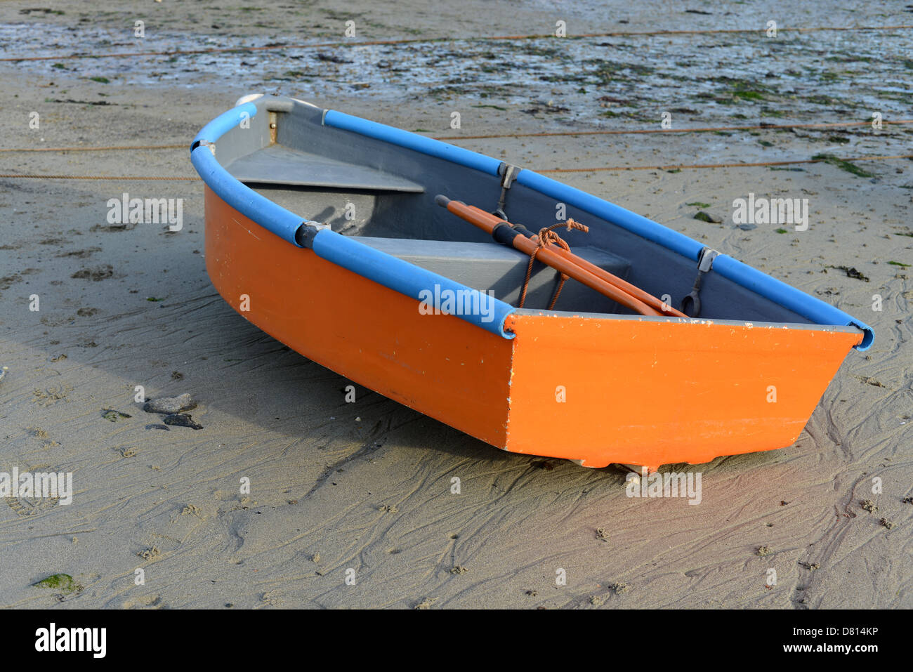 gestrandeter Ruderboot bei Ebbe Stockfoto