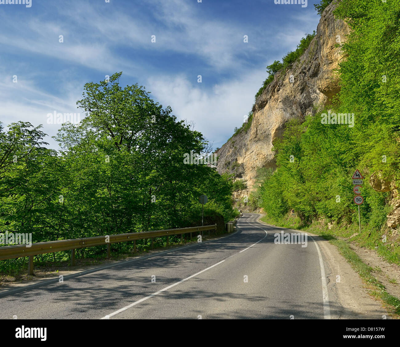 asphaltierte Straße durch die Berge Stockfoto