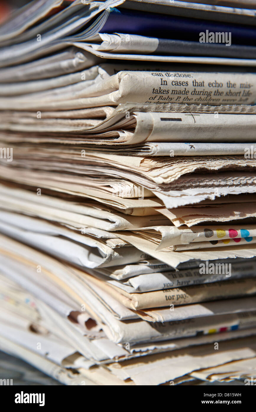 Stapel alter Zeitungen bereit für das recycling Stockfoto