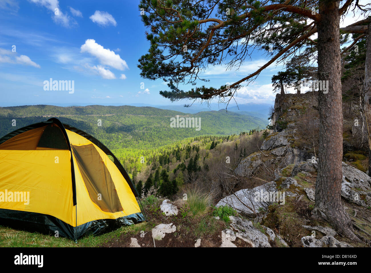 Russland. Lagonaki Plateau. Adygea. Berge im zeitigen Frühjahr, gelbe  camping Zelt an einem Ufer in ein Morgenlicht Stockfotografie - Alamy