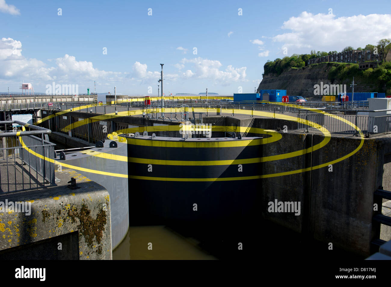 Kunst im öffentlichen Raum des Schweizer Künstlers Felice Varini mit dem Titel "drei Ellipsen für drei Schlösser (Barrage Kreise) an der Cardiff Bay-Staustufe Stockfoto