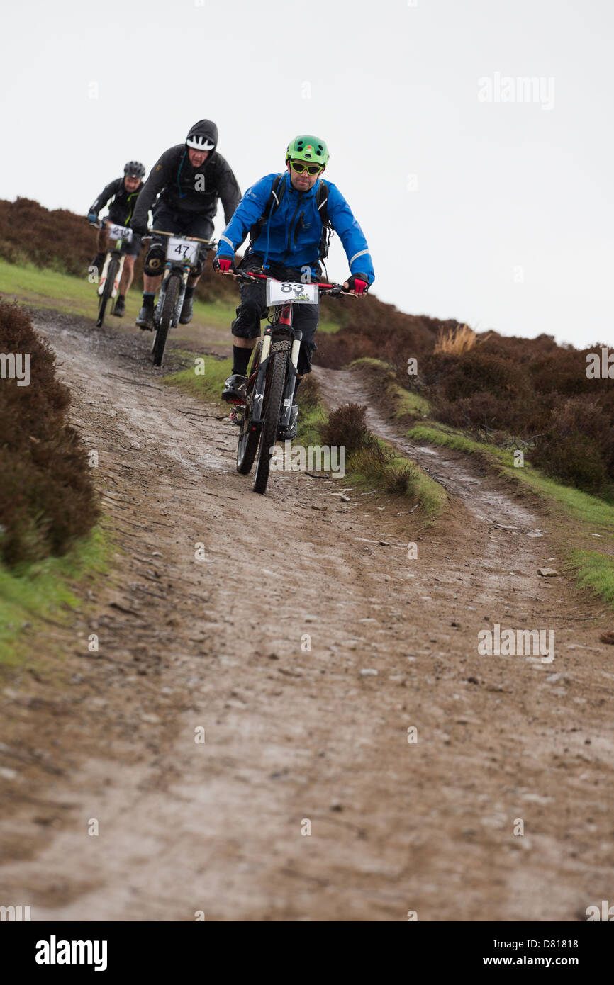 Drei Männer auf Fahrrädern Bergrennen über Landschaft Stockfoto
