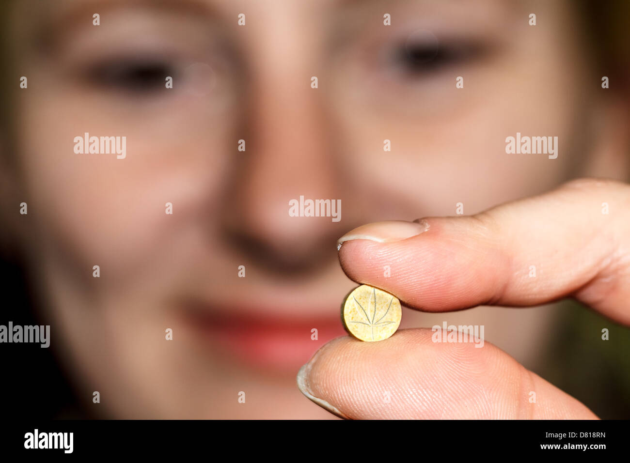 Dame mit Cannabis Blatt tablet Stockfoto