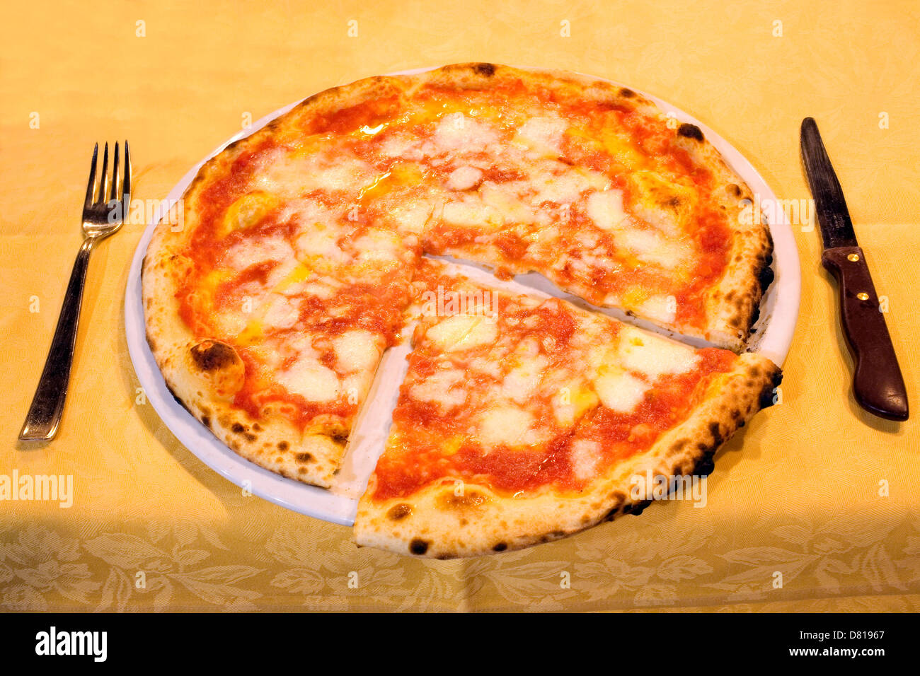 Nur gebackene handgemachte Pizza von der Pizzeria im Hotel Astj, Castrovillari, Kalabrien, Italien Stockfoto