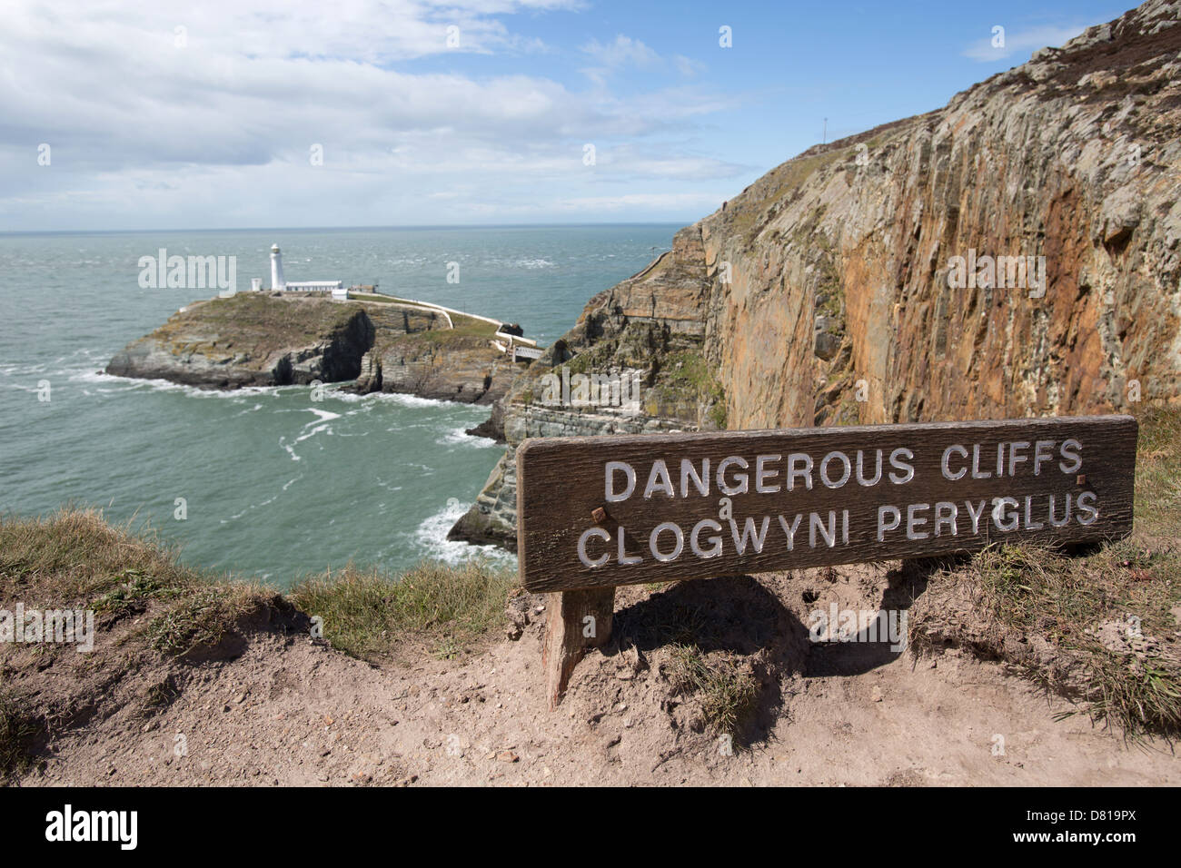 Wales Küstenweg in Nord-Wales. Malerische Aussicht auf South Stack Leuchtturm mit Blick auf die irische See auf Holy Island. Stockfoto