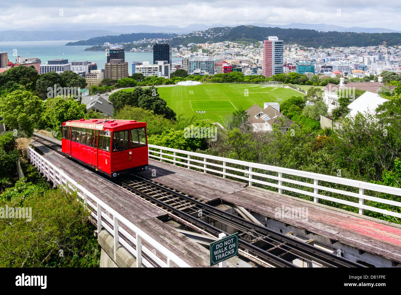 Die Seilbahn Seilbahn in Wellington, New Zealand, mit einem Auto nähert sich der Bergstation. Stockfoto