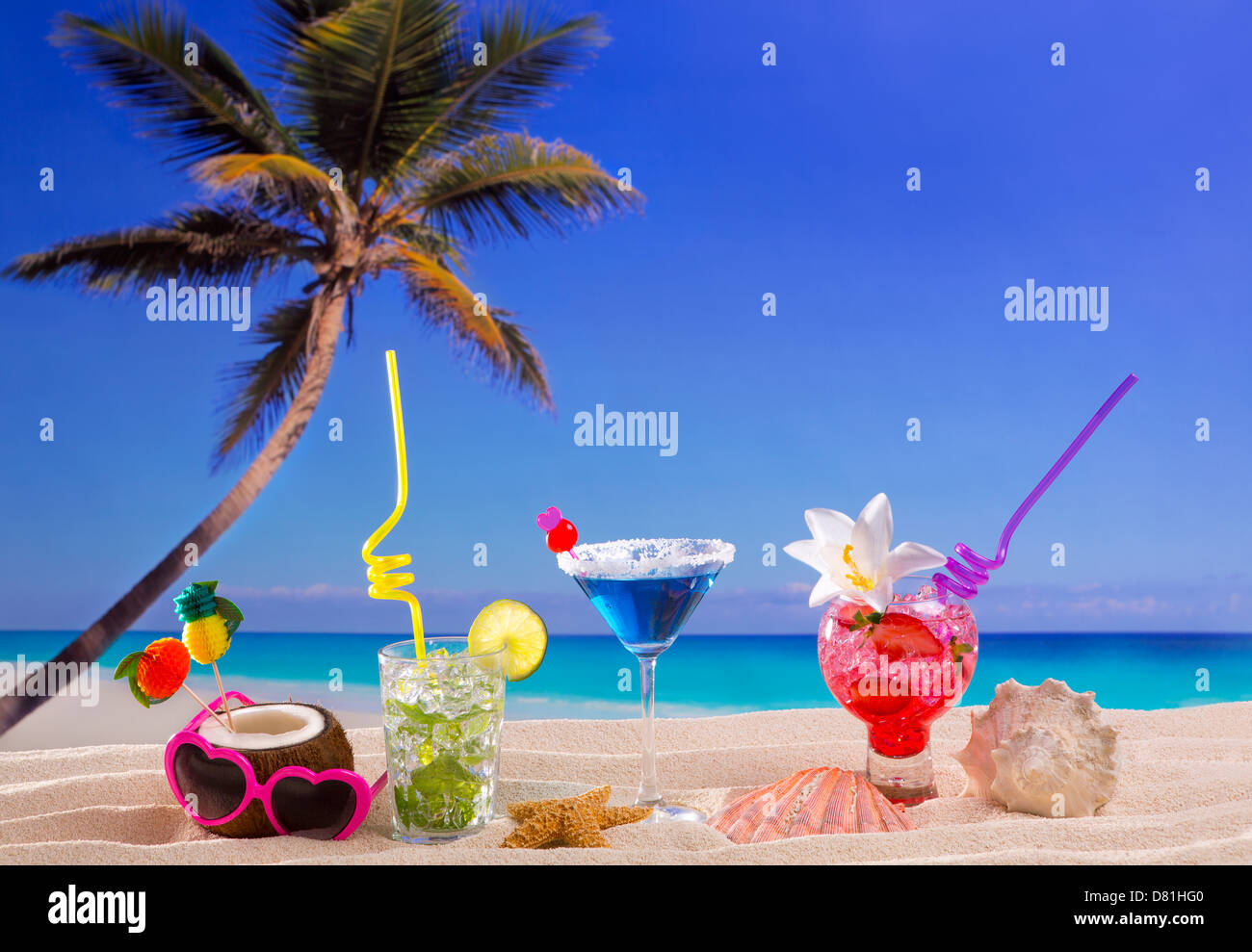 Strand tropische Cocktails auf weißem Sand Mojito blue Hawaii auf weißem sand Stockfoto