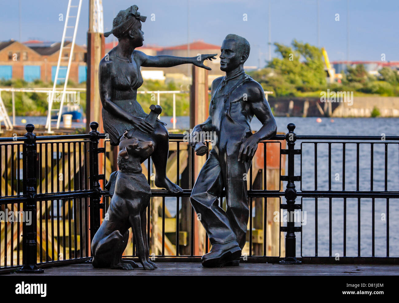 CARDIF, WALES, Großbritannien - 17. JUNI 2008: Statue am Mermaid Quay, Cardiff zur Erinnerung an die Ankunft von Einwanderern in Großbritannien. Stockfoto