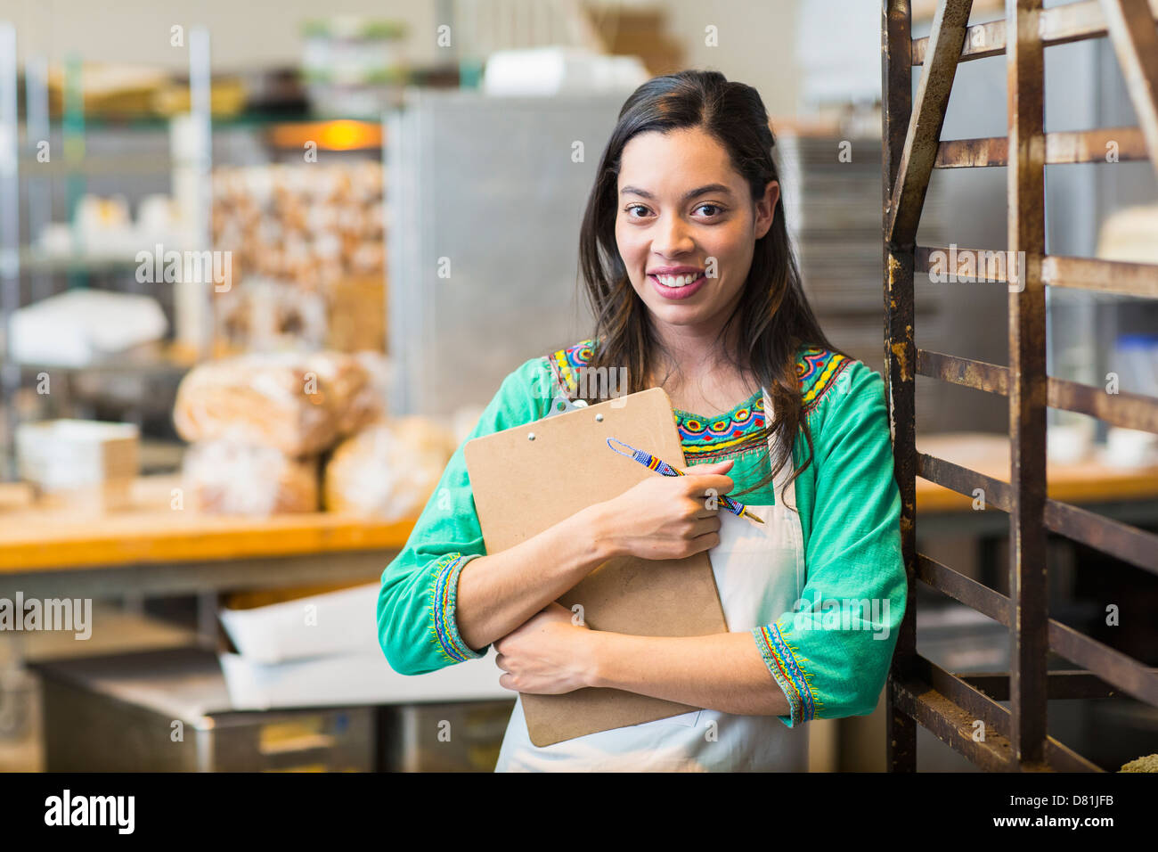 Gemischte Rassen Frau arbeiten in Bäckerei Küche Stockfoto