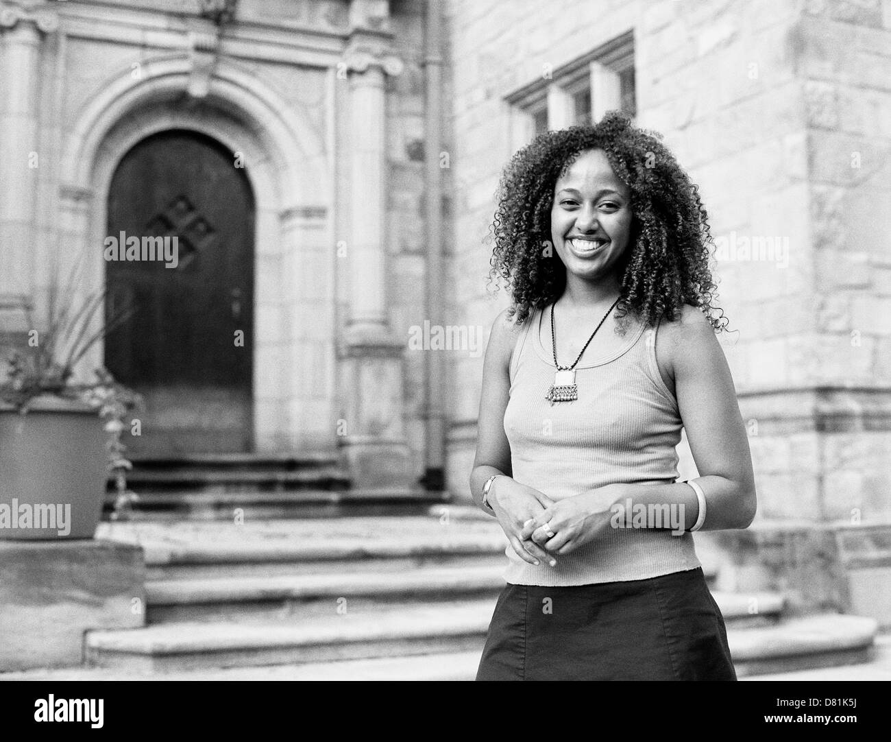 Gemischte Rassen Frau lächelnd durch die Kirche Stockfoto