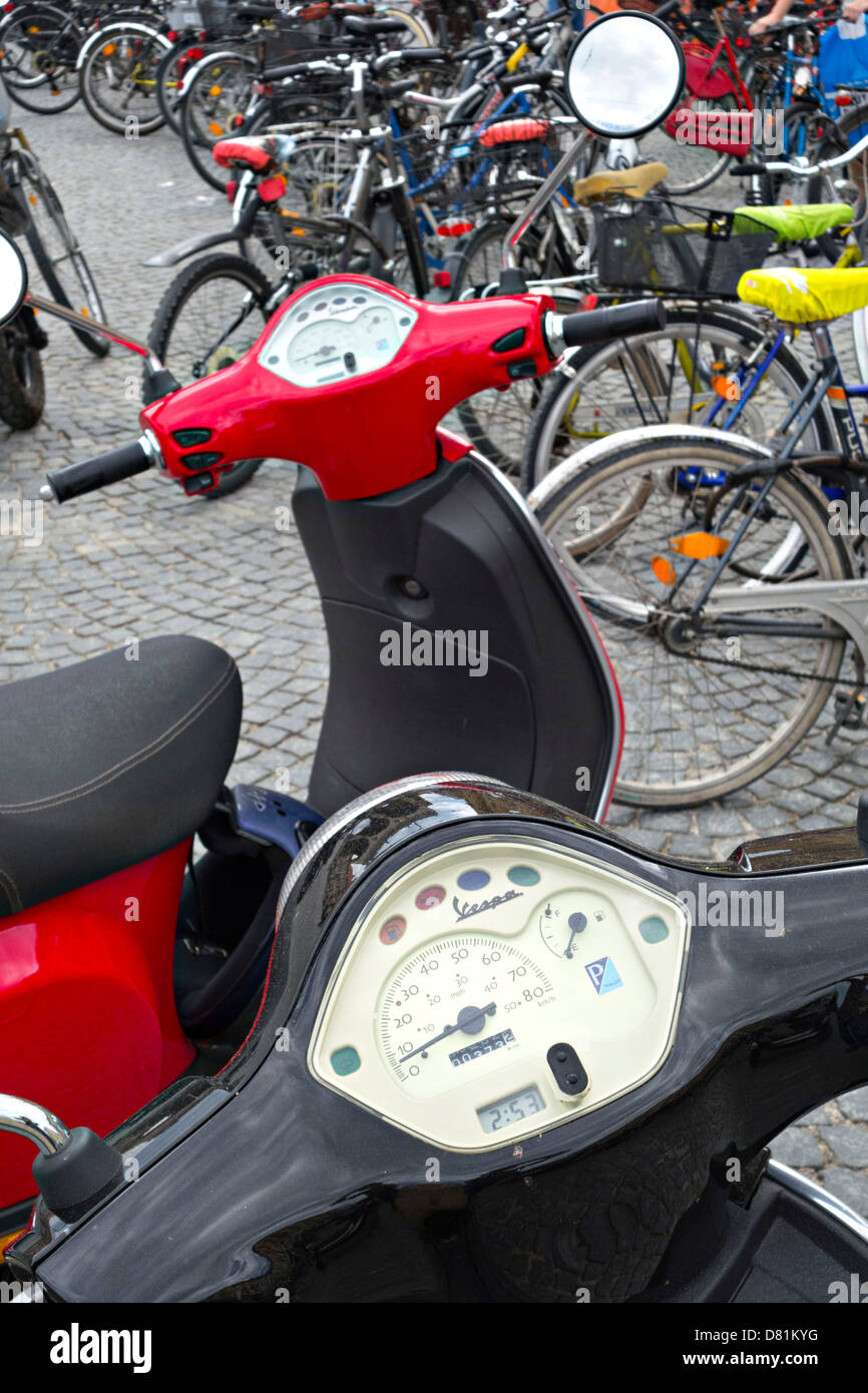 Geparkten Vespas in Odeanplatz Square, München, Oberbayern Deutschland Stockfoto